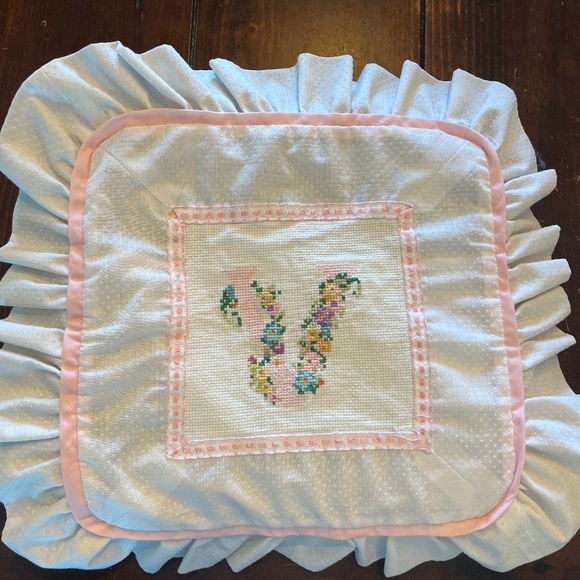 Embroidered pillow case- white and pink - Picture 1 of 2